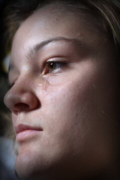 Belle femme triste qui pleure