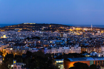 Nachtaufnahme Barcelonas mit Blick auf den Montjuic
