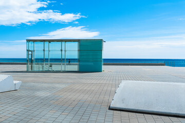 Gläserner Treppenaufgang eines Parkhauses am Alten Hafen in Barcelona, Spanien