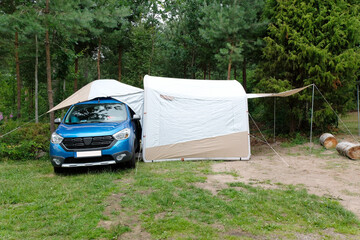 Camper Van mit einem Vorzelt. Mini Camper mit Zelt und Markise - obrazy, fototapety, plakaty