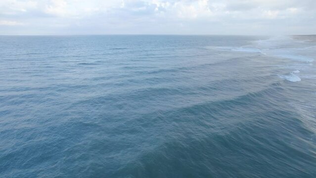 Oc&eacute;an Atlantique, Plage de sable, et mar&eacute;e avec un drone