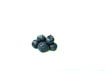 Conjunto de cinco arandanos azules o Vaccinium corymbosum en un fondo blanco aislado frutas tropicales o frutos rojos