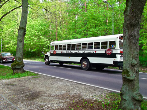 Stadt Templin in der Uckermark, Brandenburg / Deutschland - 27. April 2024: Der Oldi-Bus aus der Uckermark