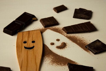 Cucharas de madera con trozos de chocolate