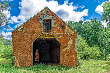 Obraz premium Very old abandoned barn made from mud bricks in the Little Karoo near Oudtshoorn, Western Cape, South Africa