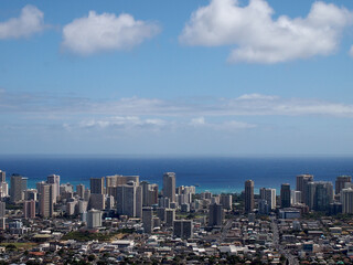 Obraz premium Expansive Aerial View of a Bustling Coastal Cityscape During Daylight