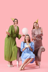 Obraz premium Female friends celebrating Birthday on pink background
