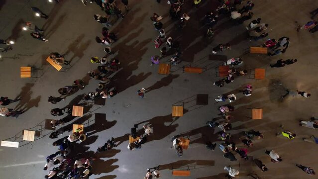Multitud de gente en evento vista cenital con dron.