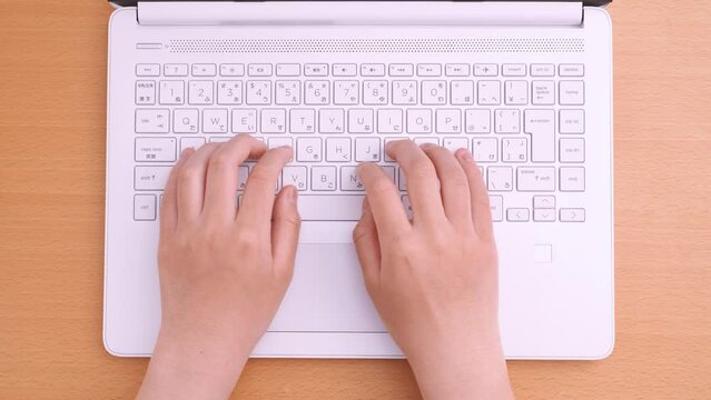 child typing on computer keyboard. beginner. パソコンのキーボードを打つ子供。初心者