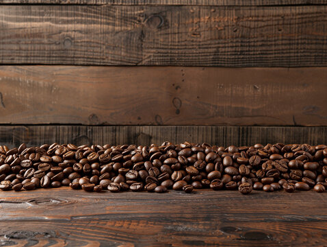 Chicchi di caff&egrave; su sfondo di tavole di legno