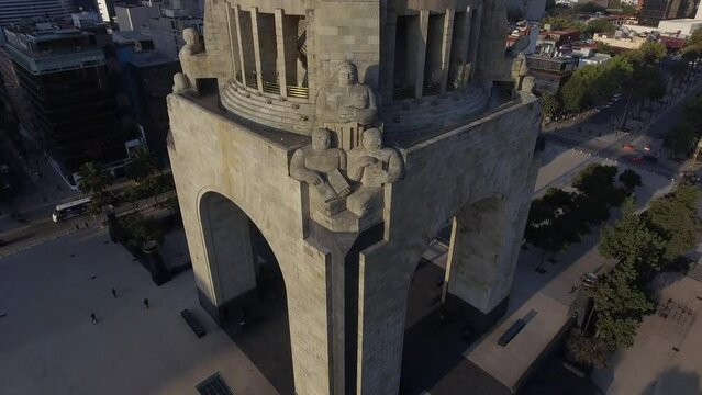 Monumento a la Revoluci&oacute;n. Alejamiento desde sus esculturas.  Ciudad de M&eacute;xico.