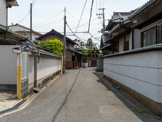 住宅密集地を通る道路
