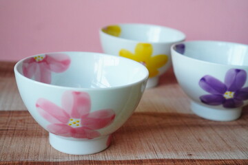 お花のお茶碗。桃色紫色黄色、三色色違い。