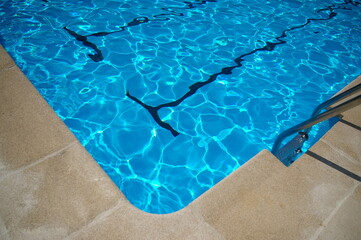 Formas de agua y luz en una piscina, motivo refrescante que se identifica con el verano