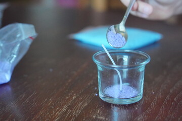 手作りキャンドル。砂のキャンドルを作っている様子。