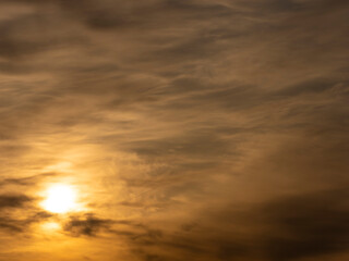 オレンジ色の朝焼けの空