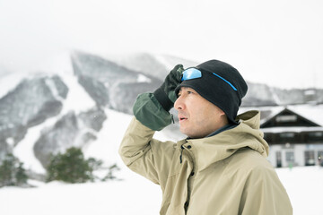雪山でスキーを楽しむ40代男性