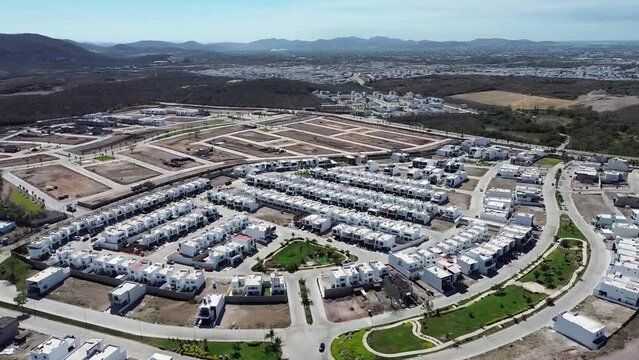 parque en Area com&uacute;n rodeado de casas blancas y calles junto con pasillos y caminos 