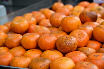 A close-up of oranges on the fruit stall. Oranges are beloved for their delicious taste and rich nutrition. Packed with vitamin C, they offer beauty benefits and boost immunity.