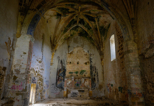 The central nave and main altar of the Church of San Miguel in Tamayo, Burgos, completely desecrated and looted, vandalized. The crucifix with its ribs and the central vault are visible.