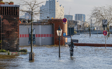 Sturmflut und Elbe Hochwasser am Hamburger Hafen St. Pauli Fischmarkt Fischauktionshalle