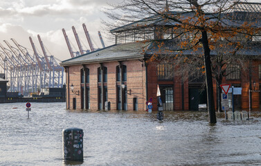 Sturmflut und Elbe Hochwasser am Hamburger Hafen St. Pauli Fischmarkt Fischauktionshalle