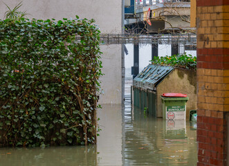 Hinterhof von einem Gebäude von einer Sturmflut überflutet am Hamburger Hafen