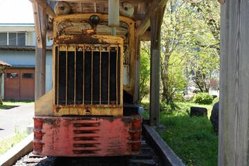 林業で木材を運ぶ機関車