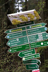 Wegweiser am Rennsteig im Thüringer Wald, Deutschland
