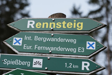 Wegweiser am Rennsteig im Thüringer Wald, Deutschland
