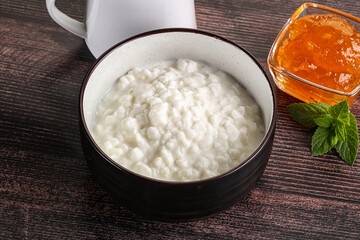 Grain curd with cream and jam