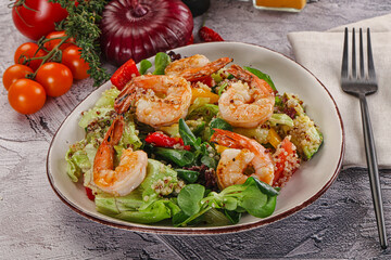 Salad with prawn and quinoa