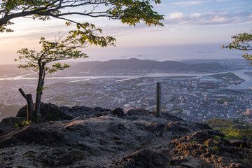 皿倉山国見岩から見る北九州市の夕暮れ時の絶景（2024年4月）