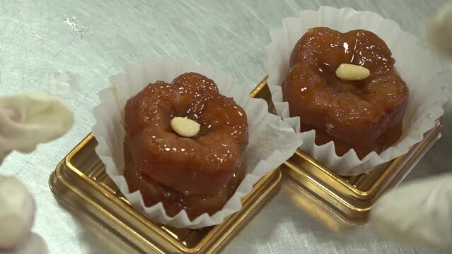 포장지에 약과와 해바라기씨 잣을 넣고 하나씩 포장해 완성한 판매용 약과