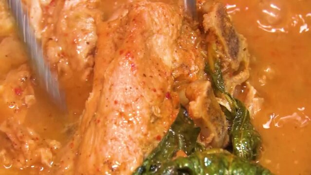 먹음직스러운 감자탕과 볶음밥