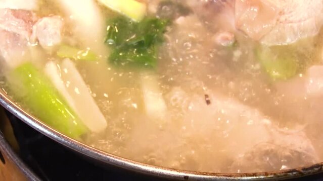 맑은 육수로 보글보글 끓이는 닭한마리 백숙