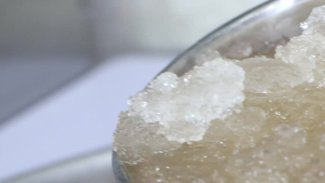 살얼음이 낀 육수를 국자로 휘젓는 모습