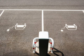 Parkplatz mit Ladesäulen für e-Autos, Piktogramm, Düsseldorf, Deutschland