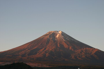 秋の富士山に朝日が差し込む