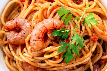 Deliziosi spaghetti al sugo di gamberi, pasta italiana, cibo mediterraneo  - obrazy, fototapety, plakaty