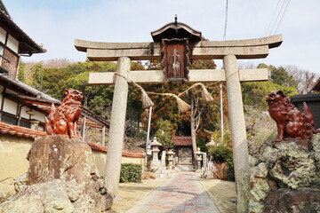 備前焼の狛犬が鎮座する神社の鳥居