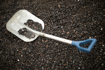Obraz premium The shovel lies on the gravel. Steel shovel. Small crushed stone.