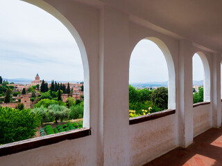 Vue sur Grenade depuis des alcôves du Generalife