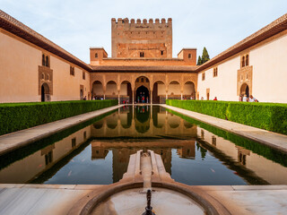 Fototapeta premium Tour de Comares et cour des Myrtes, palais des Nasrides à Grenade