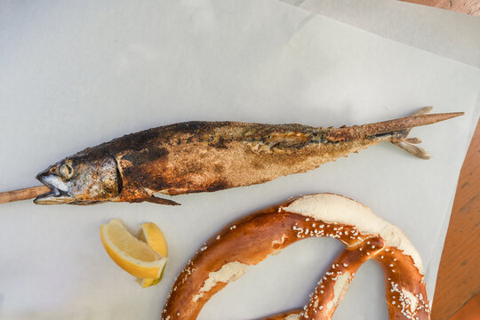 Traditioneller Steckerlfisch mit Brezel im Biergarten: Bayerische Spezialit&auml;t