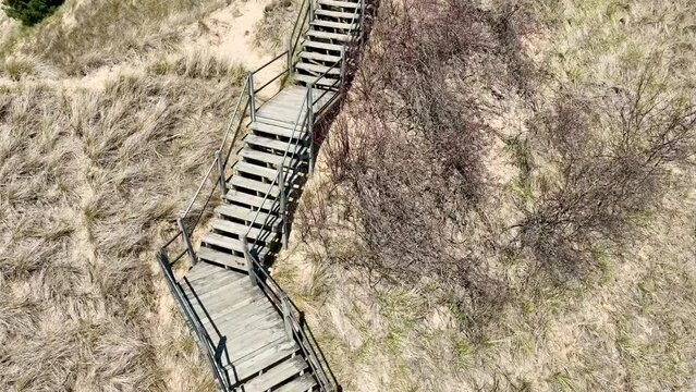 Forward high angle track along the dunes.