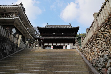 階段を上った先の神社の大きな社殿 - obrazy, fototapety, plakaty