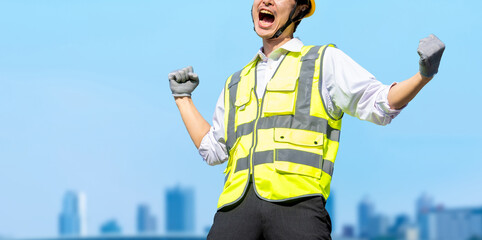 ガッツポーズで喜ぶ建設・工事・現場作業員の男性