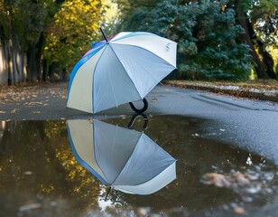 parapluie blanc et bleu oublié par terre devant une flaque d'eau et son reflet en ia