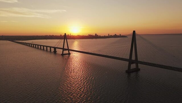 The sun sets in the middle of the San Roque Gonz&aacute;lez de Santa Cruz International Bridge.
Bridge connecting the city of Posadas, Argentina with the city of Encarnaci&oacute;n, Paraguay